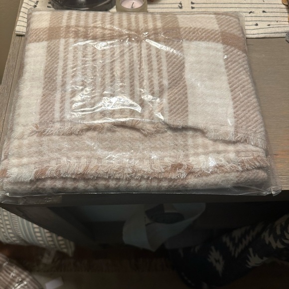 J. Crew plaid large reversible scarf shawl neutral, houndstooth mix - Picture 2 of 6